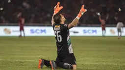 Kiper Persija Jakarta, Andritany Ardhiyasa, merayakan gelar juara Piala Presiden setelah mengalahkan Bali United di SUGBK, Jakarta, Sabtu (17/2/2018). Persija menang 3-0 atas Bali United. (Bola.com/Vitalis Yogi Trisna)
