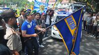 Wali Kota Malang, M. Anton, melepas ribuan Aremania untuk mendukung Arema pada final Torabika Bhayangkara Cup 2016, Sabtu (2/4/2016) siang di Malang. (Bola.com/Iwan Setiawan)