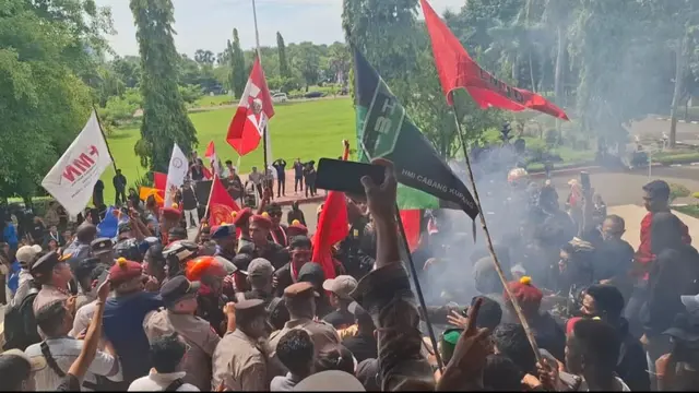 Situasi aksi mahasiswa di depan gedung DPRD NTT (Liputan6.com/Ola Keda)