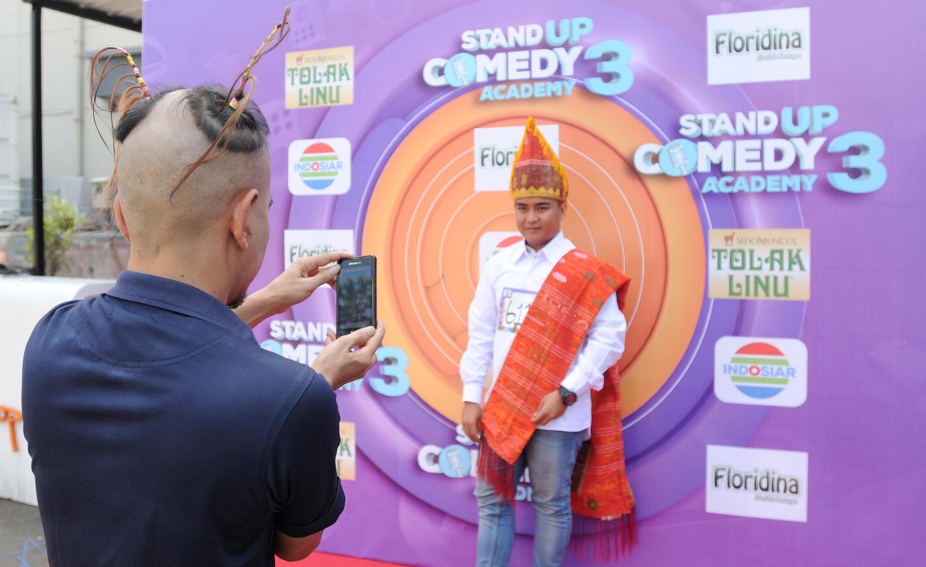 Ribuan peserta terlihat sabar menanti giliran untuk mengikuti audisi. Suasana tiba-tiba pecah saat peserta membuat joke lucu yang menarik perhatian para kontestan lainnya. (Daniel Kampua/Bintang.com)