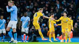 Manchester City unggul lebih dulu melalui penalti Erling Haaland pada menit ke-41. Keunggulan itu tidak bertahan lama setelah Brighton menyamakan skor lewat Kaoru Mitoma pada menit ke-60. (AP Photo/Dave Thompson)