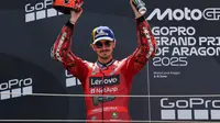 Pecco Bagnaia saat naik podium ketiga balapan MotoGP Aragon 2025. (LLUIS GENE / AFP)