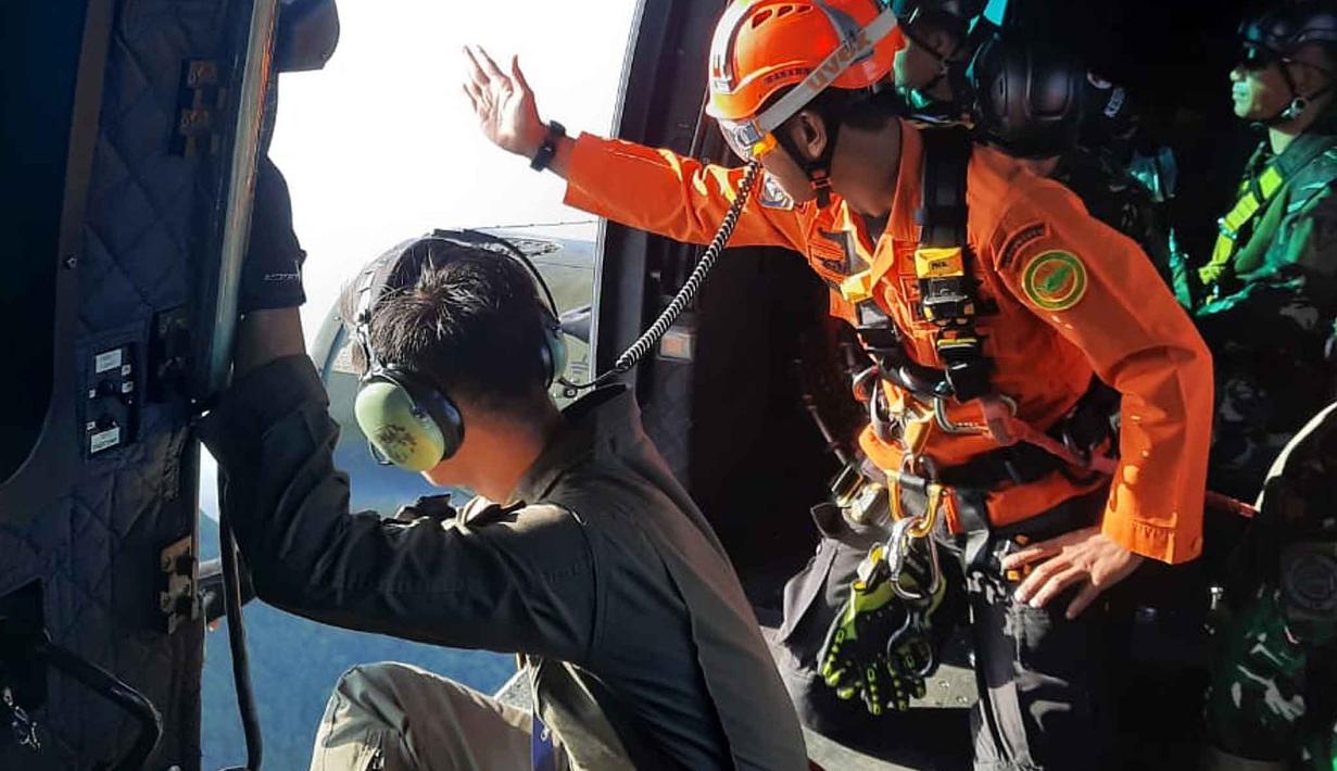 Sebelumnya, pesawat ATR 42-500 milik Indonesia Air Transport dilaporkan hilang kontak saat melakukan penerbangan dari Yogyakarta menuju Makassar, sekitar pukul 13.17 WITA, Sabtu (17/1/2026). Tampak dalam foto yang dirilis oleh Badan Nasional Pencarian dan Penyelamatan (BASARNAS) Indonesia pada Sabtu 17 Januari 2026, memperlihatkan tim penyelamat melihat dari helikopter selama operasi pencarian pesawat penumpang yang kehilangan kontak saat mendekati daerah pegunungan antara pulau Jawa dan Sulawesi di Indonesia. (BASARNAS via AP)