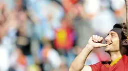 Selebrasi gol striker AS Roma Francesco Totti ke gawang Cagliari dalam lanjutan Serie A Italia yang berlangsung di Olimpico Stadium, 9 Mei 2010. Roma unggul 2-1. AFP PHOTO / ANDREAS SOLARO 