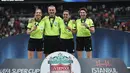 Sebelumnya, Stephanie Frappart juga merupakan anggota trio wanita perangkat pertandingan pertama di Kompetisi Eropa bersama dua asistennya Manuela Nicolosi dan Michelle O'Neill dalam laga Piala Super Eropa 2019 antara Liverpool melawan Chelsea pada 14 Agustus 2019. (AFP/Ozan Kose)