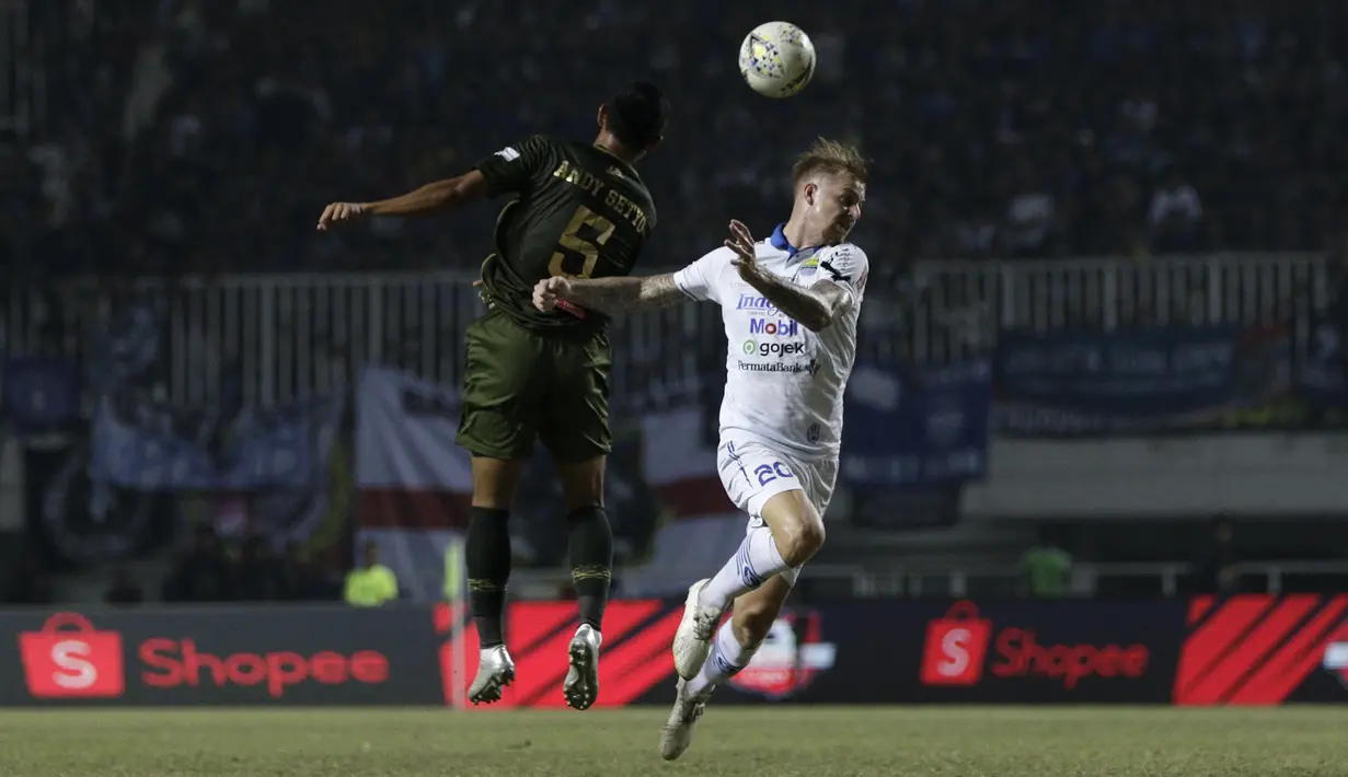 Striker Persib Bandung, Kevin Kippersluis, berebut bola atas dengan bek Tira Persikabo, Andy Setyo, pada laga Shopee Liga 1 di Stadion Pakansari, Bogor, Sabtu (14/9). Tira Persikabo bermain imbang 1-1 atas Persib Bandung. (Bola.com/Yoppy Renato)