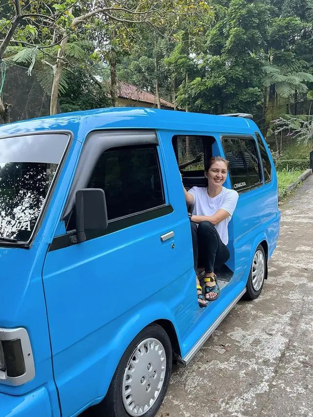 Artis cantik naik angkot (Instagram/@dagnesia)