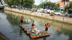Petugas membersihkan sampah plastik yang mengapung di aliran anak Sungai Ciliwung, Pasar Baru, Jakarta, Selasa (6/8/2019). Perilaku buruk sebagian masyarakat yang membuang sampah sembarangan menyebabkan petugas harus membersihkan sungai setiap hari. (Liputan6.com/Immanuel Antonius)