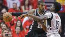 Pemain San Antonio Spurs, LaMarcus Aldridge (kiri) mencoba melewati pemain Houston Rockets, Clint Capela pada gim keenam semifinal NBA Wilayah Barat di Houston, (11/5/2017). Spurs menang 114-75. (AP/Eric Christian Smith)