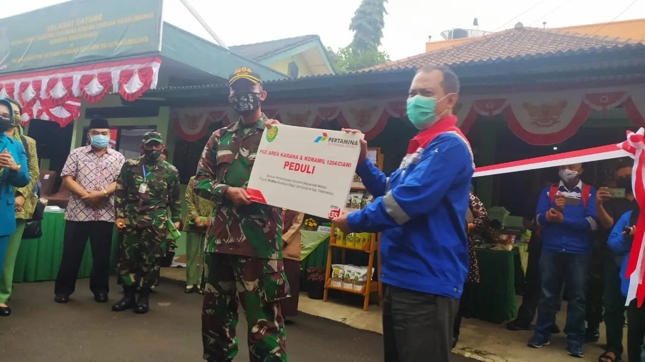 Area Manager PGE Area Karaha Roy Bandoro tengah memberikan simbolis bantuan CSR kepada Danramil Ciawi Kapten Deni Zenal Mutaqin dalam prorgam pemberdayaan ulat maggot dan azola.