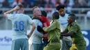 Seorang suporter turun ke lapangan dan memeluk Wayne Rooney pada laga persahabatan antara Everton dan Gor Mahia di SportsPesa Super Cup final di Dar-es-Salaam, (13/7/2017). (AFP/Tony Karumba)