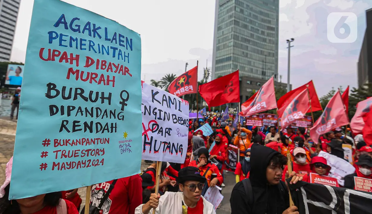 Buruh dari berbagai aliansi melakukan aksi damai dalam rangka Hari Buruh Internasional di Bundaran HI, Jakarta, Rabu (1/5/2024). (Liputan6.com/Angga Yuniar)