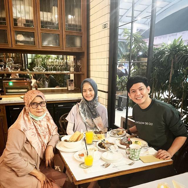 6 Potret Andi Arsyil dan Adiknya yang Seorang Dokter, Bak Pasangan Kekasih