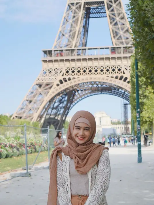Baru-baru ini Tissa Biani berlibur ke Paris. Ia membagikan momen liburannya tersebut ke Instagram. Diantara foto-foto yang dibagikan, penampilan berhijab dari Tissa Biani yang disorot oleh netizen. (Liputan6.com/IG/tissabiani)