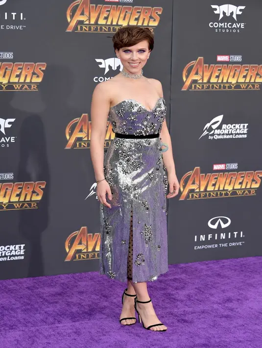 Saat menghadiri premier Avengers, Scarlett Johansson juga terlihat cantik.  (Kapanlagi.com/AFP)