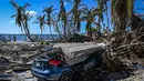 Sebuah mobil rusak terlihat di Pulau Matlacha di Lee County, Florida, setelah Badai Ian, pada 7 November 2022. (AFP/ Giorgio Viera)