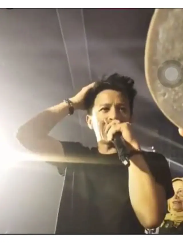 6 Potret Ariel NOAH Dapat Kejutan Ultah dari Alleia dan Ibunda, Rayakan di Konser