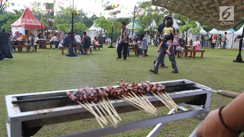 PHOTO: Menikmati Wisata Kuliner di Festival Frontliners
