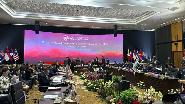 Menko polhukan Mahfud MD dan Menlu Retno Marsudi dalam pertemuan 27th ASEAN Political-Security Community Council Meeting di Kantor Sekretariat ASEAN, Jakarta, Senin (4/9/2023). (Liputan6/Benedikta Miranti)