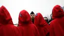 Polisi antihuru-hara menghadang aktivis wanita bertelanjang dada saat aksi protes rompi kuning di Paris, Prancis, Sabtu (15/12). Pengunjuk rasa memperluas tajuk demo mereka pada ketidakpuasan terkait kebijakan ekonomi presiden. (AP Photo/Kamil Zihnioglu)