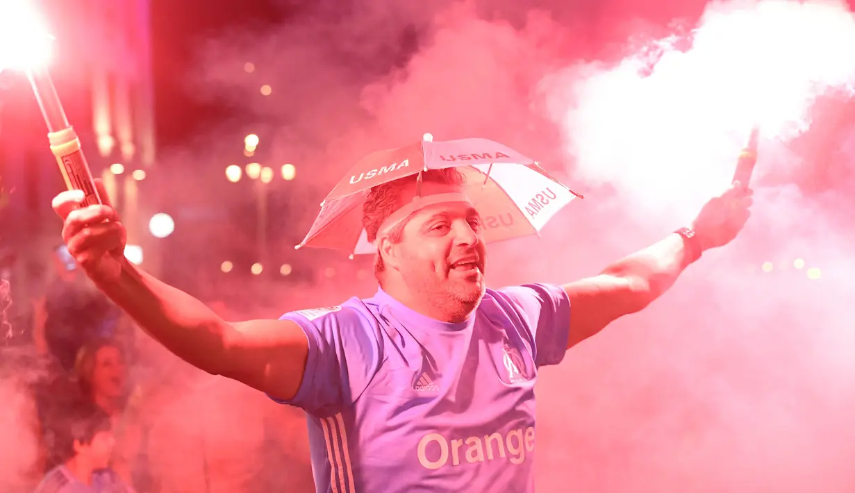 Suporter Marseille turun ke jalan merayakan keberhasilan lolos ke final Liga Europa setelah mengalahkan Salzburg di Marseille, Kamis (3/5/2018). Marseille lolos dengan unggul agregat 3-2 atas Salzburg. (AFP/Boris Horvat)