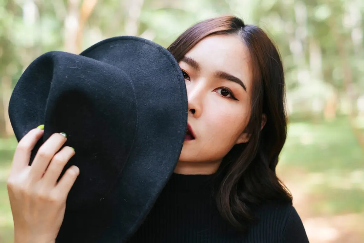 perempuan berbaju hitam serius