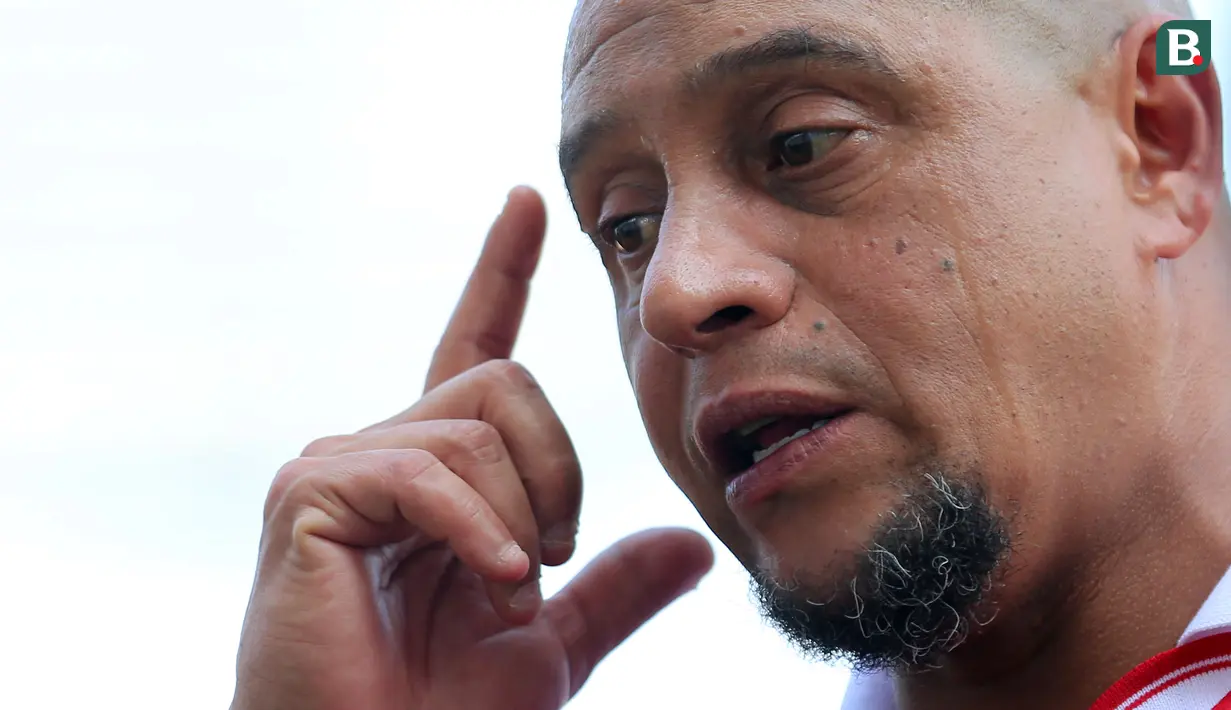 <p>Legenda sepak bola Brasil, Roberto Carlos beraksi sebagai pelatih pada Fourfeo Mini Tournament yang diikuti pemain U-16 saat BRImo Future Garuda di Stadion Madya Senayan, Jakarta, Kamis (01/06/2023). (Bola.com/Bagaskara Lazuardi)</p>