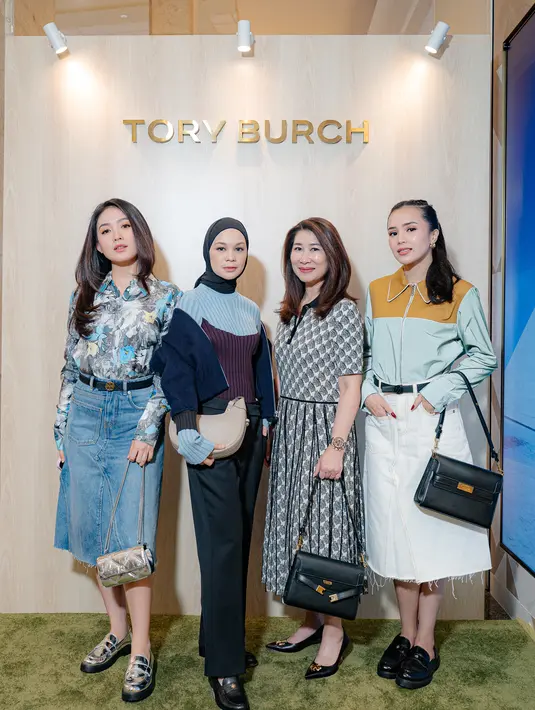 Penampilannya dilengkapi dengan Leather Crescent Bag in Fresh Clay seharga Rp10 juta dan classic Loafer in Black.  [Dok/Tory Burch].