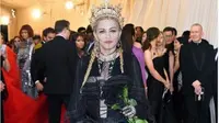 Madonna saat mengenakan aksesori mahkota karya Rinaldy Yunardi. (dok.Instagram @rinaldyyunardiofficial/https://www.instagram.com/p/BigfsZ8nDnr/?utm_source=ig_embed/Henry
