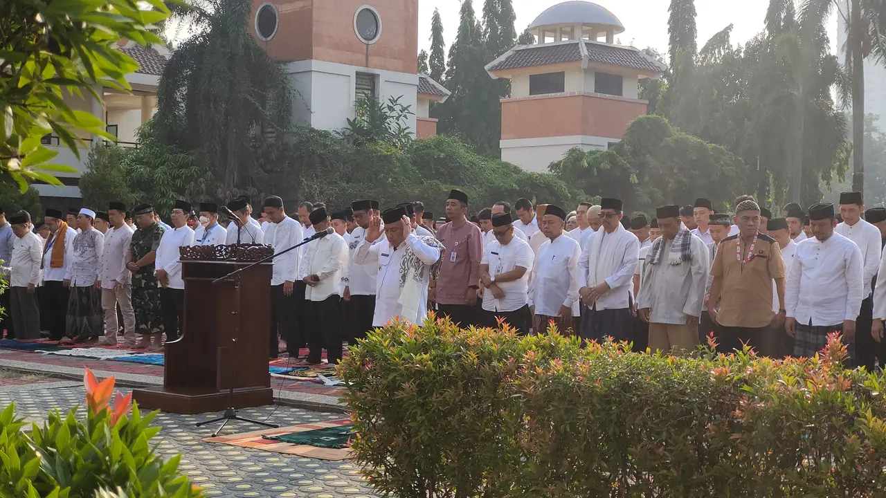 Wali Kota Depok Mohammad Idris bersama ASN melaksanakan sholat Istisqa di lapangan Balai Kota Depok.