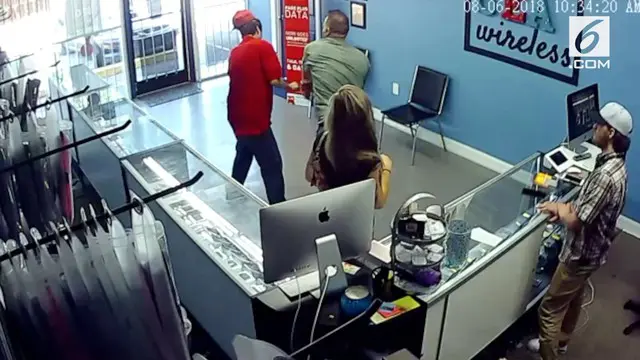 VIDEO: Kesal Bokong Pacar Dilihat, Pria Hajar Pengunjung Toko