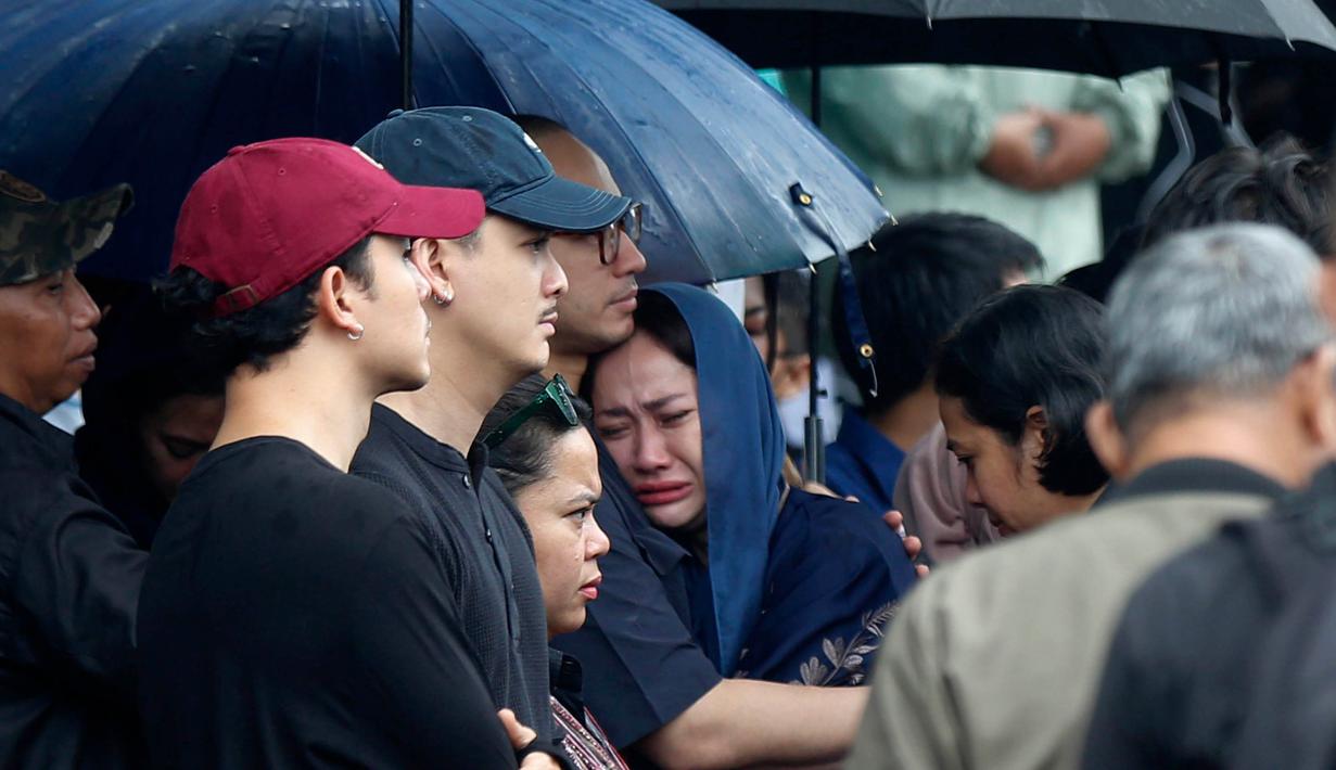 Vidi Aldiano dikenang sebagai sosok positif dan duta persahabatan yang tetap berkarya di tengah perjuangan melawan penyakit. Tampak dalam foto, aktris dan penyanyi, Bunga Citra Lestari (tengah) menahan tangis saat menyaksikan prosesi pemakaman Oxavia Aldiano atau lebih dikenal dengan nama Vidi Aldiano di Tempat Pemakaman Umum (TPU) Tanah Kusir, Jakarta, Minggu (8/3/2026). (Kapanlagi.com/Budy Santoso)