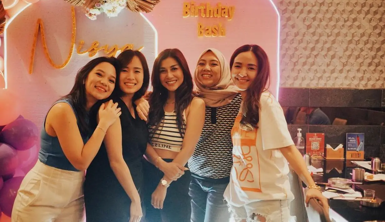 Ia juga mengungkapkan tak menyangka mendapatkan kejutan ulang tahun dari keluarga dan sahabat. Pasalnya, Nisya mengaku baru kembali dari liburannya bersama keluarga di Eropa.(Liputan6.com/IG/@nissyaa)