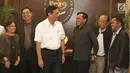 Menteri Koordinator Bidang Kemaritiman RI, Luhut Binsar Pandjaitan berbincang dengan jajaran EMTEK Group di gedung Kementerian Koordinator Bidang Kemaritiman, Jakarta, Rabu (7/3). (Liputan6.com/Herman Zakharia)