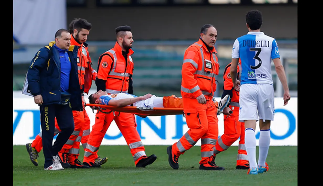 Bek Chievo Verona, Federico Mattiello saat di tandu keluar oleh tim medis usai mengalami cedera pada laga serie A di Marcantonio Bentegodi, Verona, Italia (8/3/2015). Verona bermain imbang 0-0 dengan AS Roma.  (AFP PHOTO/Stefano Rellandini)