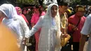 “Saya hidup sendiri selama sekian tahun dan saya memerlukan pendamping. Dan saya kira, pendamping yang paling tepat itu Nani. Karena itu saya memilih dia sebagai istri,” tutur Ajip Rosidi usai Akad Nikah, Minggu (16/4). (Fathan Rangkuti/Bintang.com)
