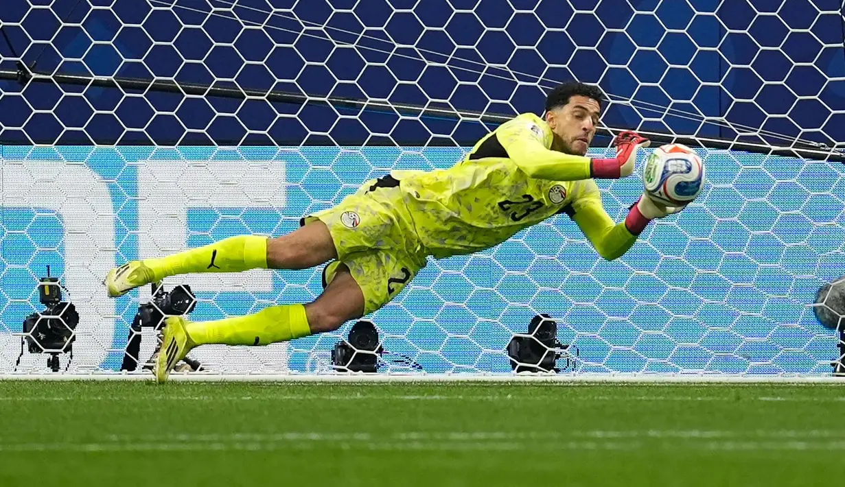 Kiper Mesir Mostafa Shoubir menyelamatkan tendangan penalti pemain Argentina Lionel Messi selama pertandingan sepak bola babak 16 besar Piala Dunia antara Argentina dan Mesir di Atlanta, Selasa, 7 Juli 2026. (AP Photo/Mike Stewart)
