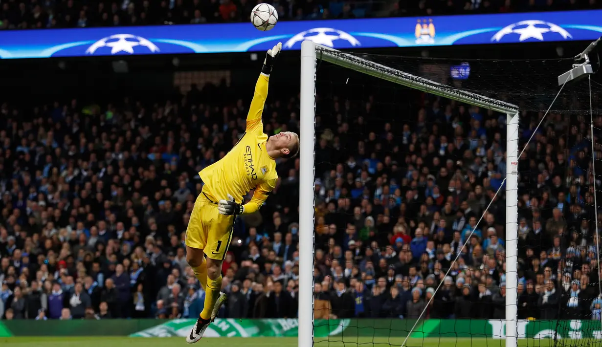  Kiper City, Joe Hart menepis bola tendangan penyerang Real Madrid, Jese pada leg pertama Semifinal Liga Champions di stadion Etihad, Inggris, (27/4). Real Madrid bermain imbang dengan City dengan skor 0-0. (Reuters/Phil Noble) 