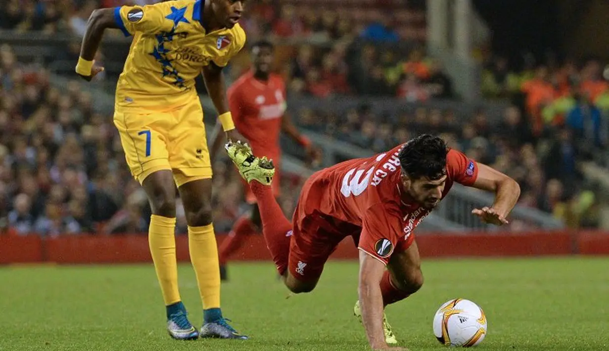 Pemain FC Sion  Edimilson Fernandes (L) berebut bola dengan pemain  Liverpool Emre Can dalam lanjutan Liga Europa UEFA  grup B di Anfield, Jumat (2/10/2015. Liverpool ditahan 1-1 FC Sion. AFP Photo / Oli Scarff