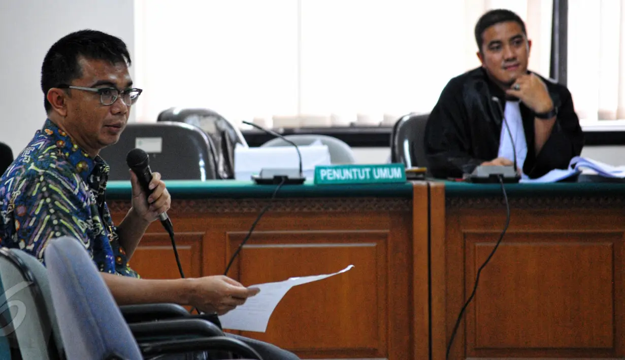 Salah satu saksi ahli dihadirkan dalam sidang lanjutan Udar Pristono, Pengadilan Tipikor, Jakarta, Senin (1/6/2015). Udar Pristono menjadi terdakwa kasus dugaan korupsi pengadaan bus Transjakarta 2012-2013 (Liputan6.com/Yoppy Renato)