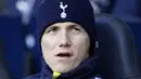 Ekspresi striker Tottenham Hotspur asal Rusia, Roman Pavlyuchenko yang duduk di bench jelang kick-off laga lawan Peterborough United di babak ketiga FA Cup yang digelar di White Hart Lane, 2 Januari 2010. AFP PHOTO / IAN KINGTON