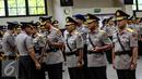 Kapolri Jend. (Pol.) Badrodin Haiti memberikan tongkat komando kepada Kapolda Metro Jaya yang baru, Irjen Moechgiyarto saat sertijab Kapolda di Rupatama, Mabes Polri, Jakarta, (21/3). Moechgiyarto  mengantikan Tito Karnavian. (Liputan6.com/Fery Pradolo)