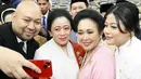 Momen lain tepat pada tanggal 1 Oktober 2024, saat pelantikan anggota DPR-RI periode 2024-2029, Titiek juga berfoto bersama Puan Maharani beserta putrinya Pinka Haprani. Mereka selfie dengan kamera yang dipegang oleh Didit Hediprasetyo. (Liputan6.com/IG/@titieksoeharto)