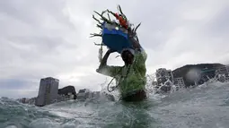 Pengikut agama Afro - Brazilian Umbanda membawa persembahan untuk Iemanja, di Pantai Copacabana di Rio de Janeiro, Brasil, (29/12). Acara ini dinamakan Worshippers yaitu pemberian kepada dewi laut dalam menyambut tahun baru. (REUTERS/Ricardo Moraes) 	