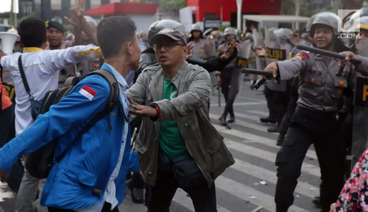 Mahasiswa terlibat bentrok dengan polisi saat melakukan aksi unjuk rasa, Jakarta, Jumat (20/9/2019). Sejak penetapan pimpinan KPK terpilih 2019-2013 dan isu RUU KPK mengemuka di masyarakat, gedung KPK menjadi sasaran aksi massa maupun mahasiswa berunjuk rasa. (Liputan6.com/Helmi Fithriansyah)