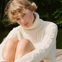Sweater jadi salah satu busana yang dikenakan Taylor Swift saat promosi daring albumnya Folklore. (dok. Twitter @IrelandEmbUSA)