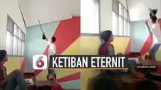 Hal tidak terduga terjadi ketika siswa itu mendorong-dorong eternit.