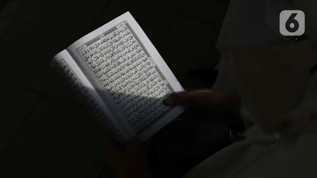 Menunggu Waktu Berbuka Puasa di Masjid Raya Jakarta Islamic Center