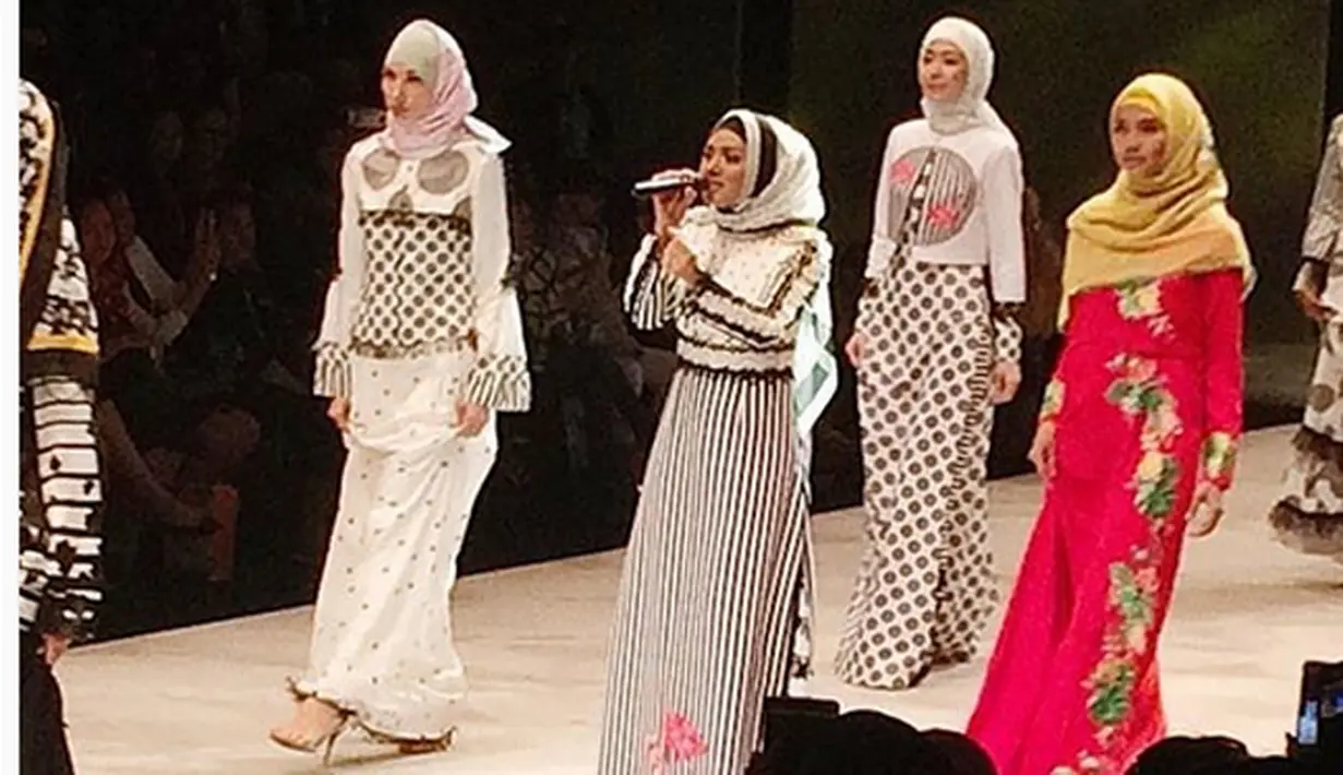 Krisdayanti tampil memukau dihadapan penonton Indonesia Fashion Week 2016 di hari terahir. (Instagram/@krisdayantilemos).