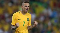 Pemain Brasil, Luan, merayakan keberhasilan meraih emas usai menaklukkan Jerman pada Olimpiade 2016 di Stadion Maracana, Rio de Janeiro, Brasil, Sabtu (20/8/2016). Brasil menang adu penalti atas Jerman. (Reuters/Ueslei Marcelino)